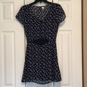 🌸3 for $16 Item dress with cut out front